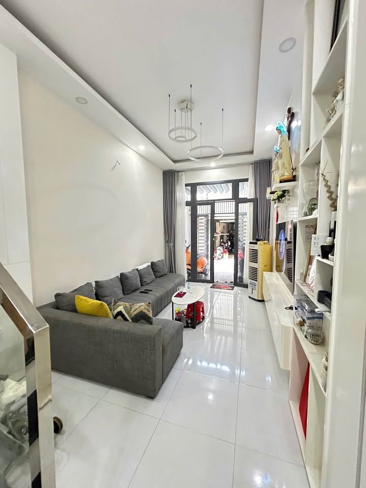 Nhà Mới P4 Q8 – Nở Hậu 6.1m Hiếm – 3 Tầng – 4PN 5WC – Giá 6.4 Tỷ