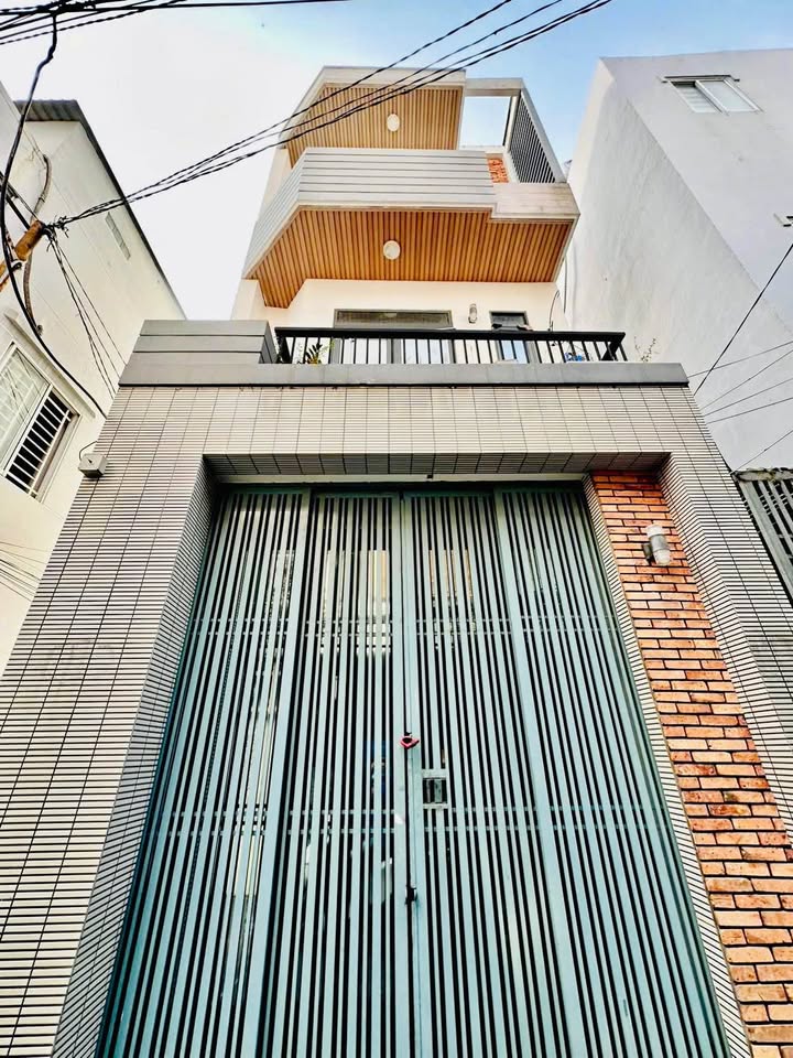 Nhà Góc Âu Dương Lân Q8 – 3 Tầng – 3PN – Thoáng Mát – Giá 6.4 Tỷ